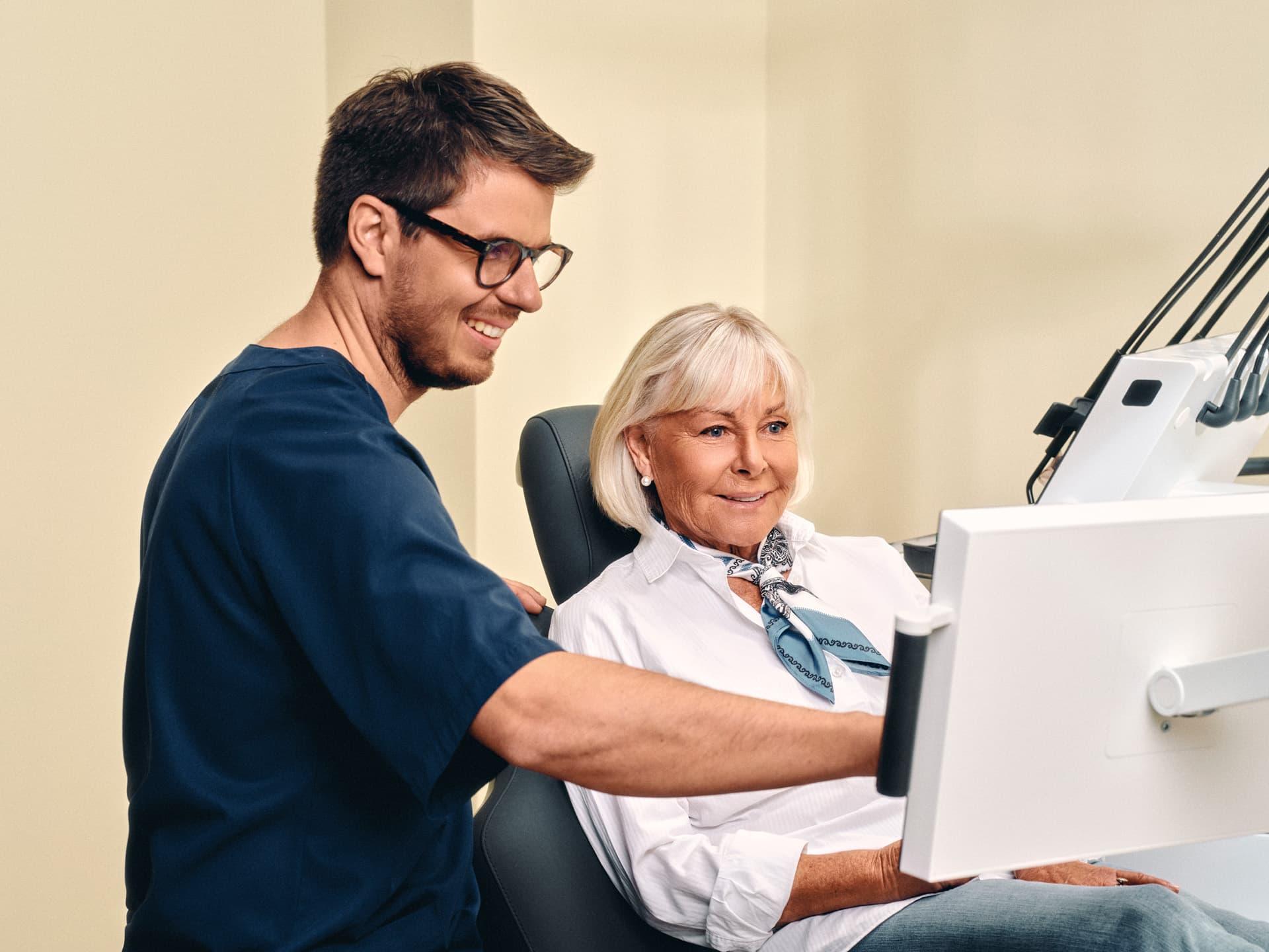 Tandlæge Christian damsgaard i samtale med pasient